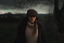 Молода жінка в теплому одязі в лісі — стокове фото