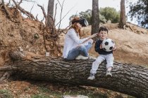 Мальчик смотрит на мать в наушнике — стоковое фото