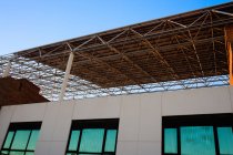 Bâtiment avec toit en panneaux solaires — Photo de stock
