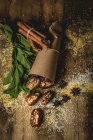 Datas secas, figos, hortelã fresca e canela para lanche halal para Ramadã envolto em pergaminho em mesa de madeira — Fotografia de Stock