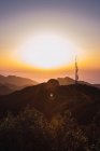 Vista del tramonto luminoso sulle montagne costiere — Foto stock