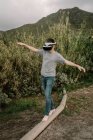 Молодий підліток грає симуляцію віртуальної реальності з окулярами vr та балансуванням на трубі — стокове фото