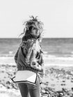 Молода жінка ходить на березі моря — стокове фото