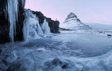 Водопад Киркьюфелл с горой зимой, Исландия, Европа — стоковое фото