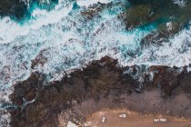 Повітряний вид на морське узбережжя зі скелями — стокове фото