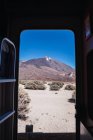 Pintoresca vista desde una caravana itinerante sobre el remoto pico rocoso de la montaña en el desierto, España - foto de stock