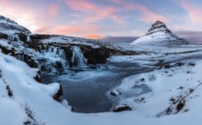 Kirkjufell wasserfall mit berg im winter, island, europa — Stockfoto
