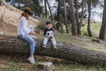 Ragazzo guardando la madre in VR auricolare — Foto stock