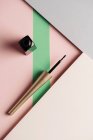 Pennello eyeliner liquido, su sfondo attraente, di colori rosa pastello e verde. Concetto di prodotto e trucco. Dall'alto — Foto stock
