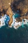 Вид на морське узбережжя з скелями — стокове фото