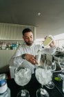 Barmann bereitet alkoholisches Getränk in Bar zu — Stockfoto