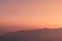 Небо заходу сонця над гірським хребтом — стокове фото