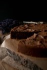 Bolo de chocolate sem glúten delicioso bonito na mesa de madeira na cozinha . — Fotografia de Stock