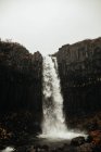 Водопад в величественной сельской местности — стоковое фото