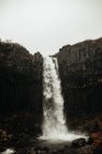 Cascada en majestuoso campo - foto de stock