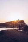 Viaggiatori di sesso maschile scattare foto sul mare al tramonto — Foto stock