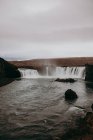 Wasserfall in majestätischer Landschaft — Stockfoto