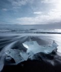 Énorme bloc de glace sur la côte à Diamond beach Islande — Photo de stock