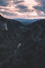 Paysage de pic de montagne dans une belle vallée de chaîne sous un ciel lumineux — Photo de stock