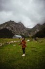 Весела молода жінка стоїть в горах — стокове фото