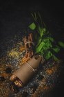 Getrocknete Datteln, Feigen, frische Minze und Zimt als Halal-Snack für Ramadan auf dunklem Hintergrund — Stockfoto