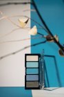 Morbida palette ombretto blu, su sfondo geometrico. Concetto di prodotto compongono. — Foto stock