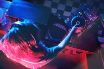 Anonymer DJ-Mann spielt in einem Club mit Lichtern — Stockfoto