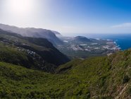 Vista aerea della città e della costa dalla cima della montagna in Spagna con illuminazione solare brillante — Foto stock