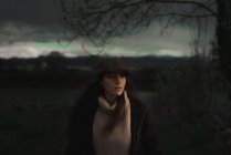 Молодая женщина в теплой одежде в лесу — стоковое фото