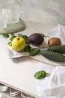 Ingredienti freschi per frullato verde su sfondo bianco — Foto stock