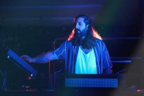 Bärtiger DJ-Mann spielt Disco-Musik in einem Club — Stockfoto