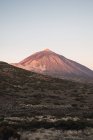 Cima montuosa nella valle del deserto al tramonto — Foto stock