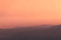 Закат над горным хребтом — стоковое фото