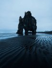 Vue pittoresque sur la plage et la formation rocheuse au crépuscule à Hvtserkur Islande — Photo de stock