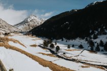 Vista maravilhosa de colinas na neve — Fotografia de Stock