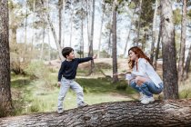Giovane madre che comunica con il figlio in natura — Foto stock