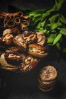 Сушеные финики, инжир, свежая мята и корица для халяльной закуски для Рамадана — стоковое фото