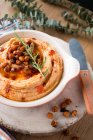 Rosmarinzweig auf Pfeffer-Hummus — Stockfoto
