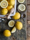 Citrons frais et pressoir en bois sur planche en bois — Photo de stock