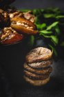 Halal-Snack für Ramadan mit getrockneten Datteln, Feigen, frischer Minze und Zimt auf dunklem Hintergrund — Stockfoto