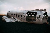 Beschädigtes Flugzeug in verwüstetem Feld — Stockfoto