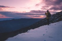 Touriste anonyme sur montagne enneigée — Photo de stock