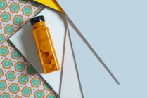 Bouteille de smoothie à la mangue et citrouille sur texture géométrique de style rétro — Photo de stock