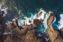 Повітряний вид на морське узбережжя зі скелями — стокове фото