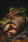 Nahaufnahme von Halal-Snack für Ramadan mit getrockneten Datteln und in Pergament eingewickelten Walnüssen — Stockfoto