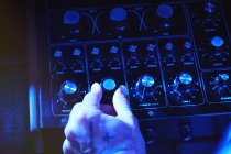 Hand eines anonymen DJ-Mannes spielt in Nachtclub — Stockfoto