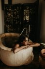 Вид збоку красива жінка приймає ванну в сільському будинку — стокове фото
