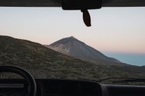 Vue de la montagne à travers la fenêtre de la voiture au coucher du soleil — Photo de stock