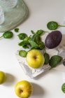 Ingredienti freschi per frullato verde su sfondo bianco — Foto stock
