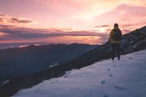 Анонимный турист на снежной горе — стоковое фото